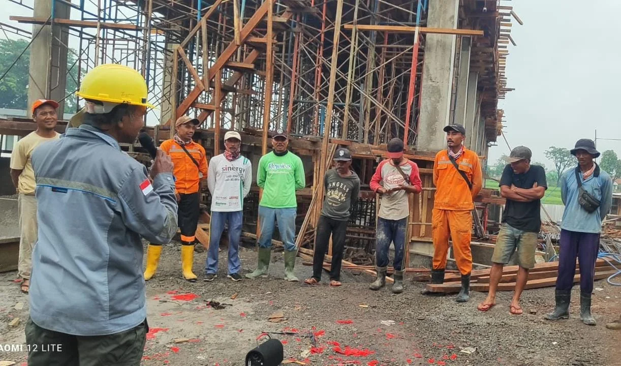 Briefing tenaga kerja proyek sebelum pekerjaan
