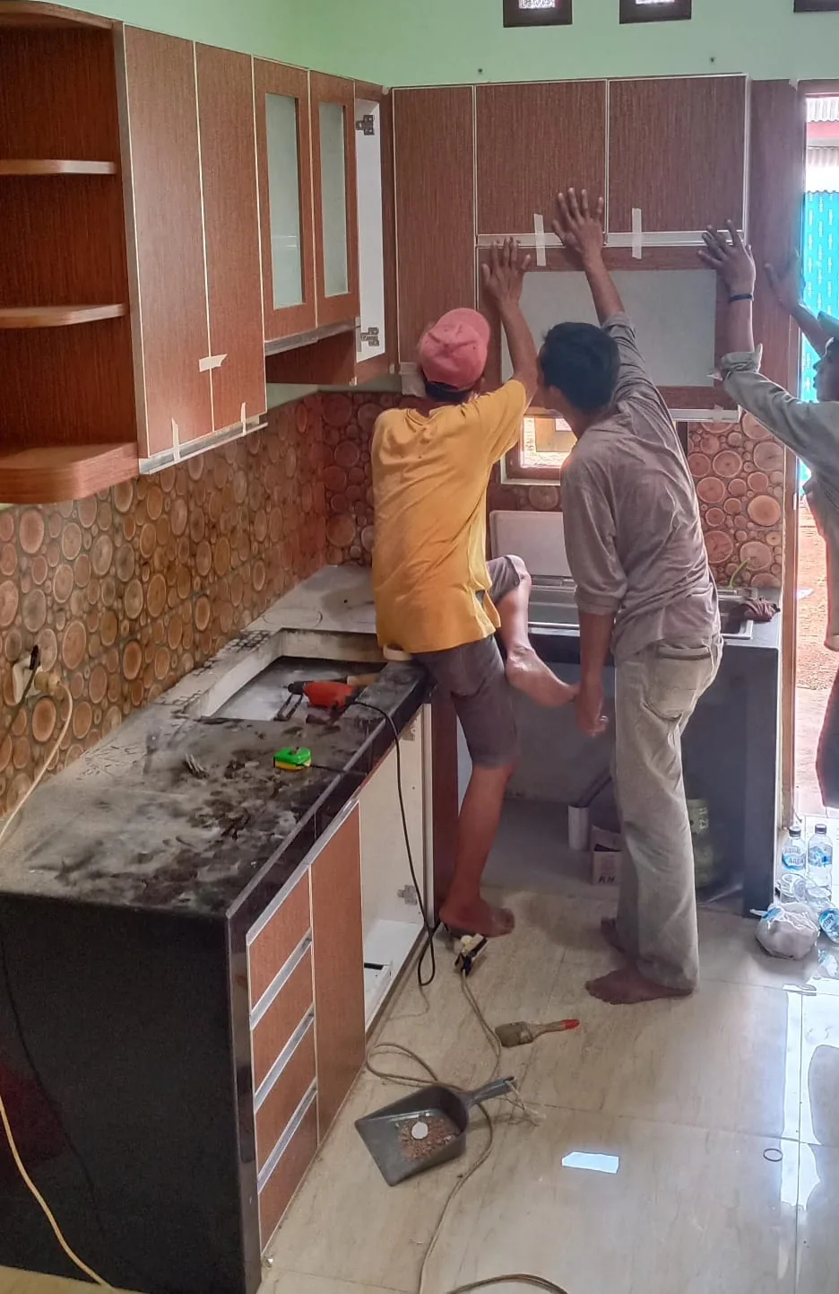 Proses pemasangan kitchen set custom