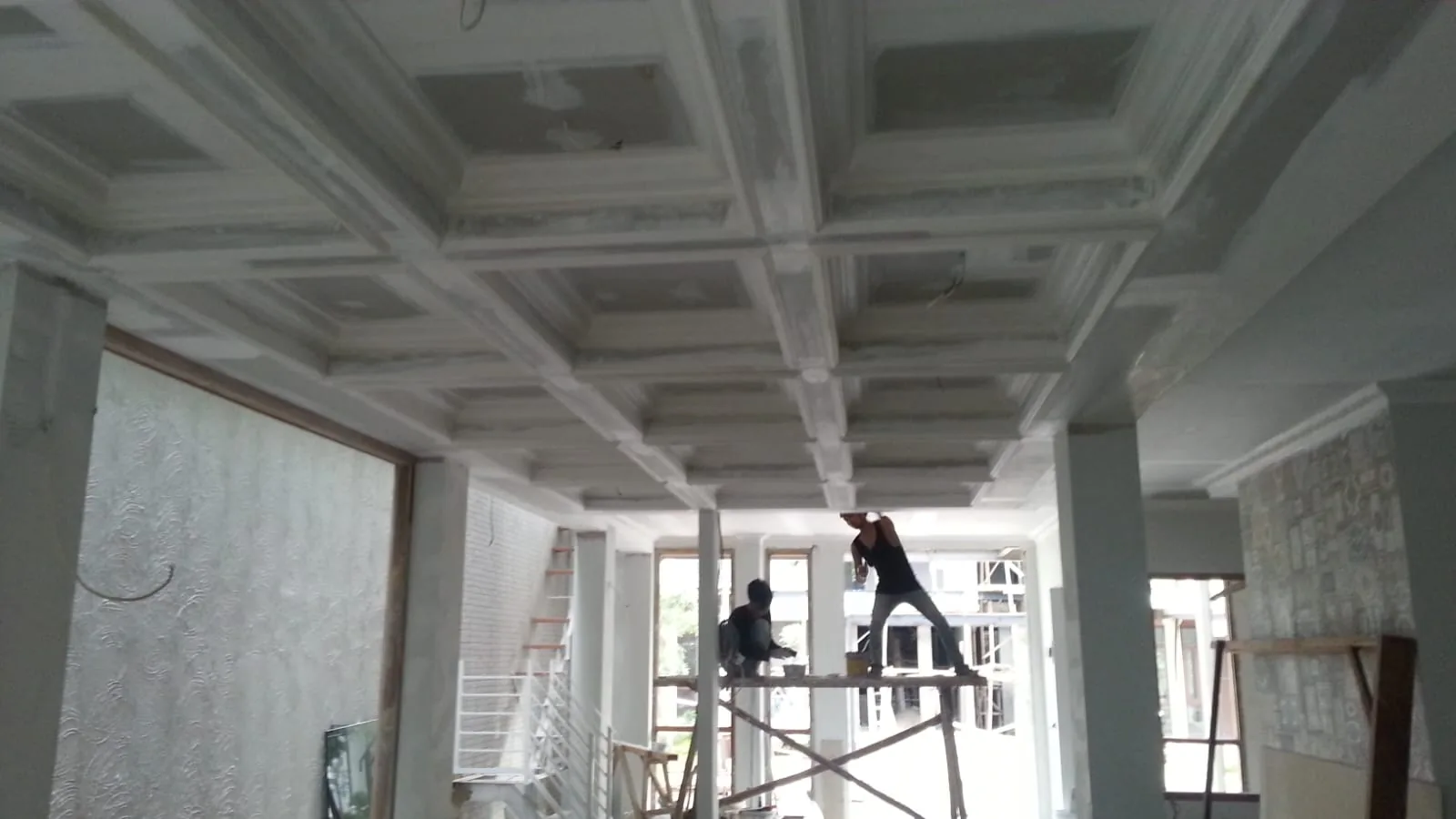 Proses pemasangan plafon gypsum pada area interior luas