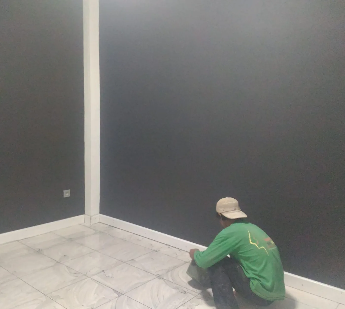 Pekerjaan finishing interior oleh tukang maintenance