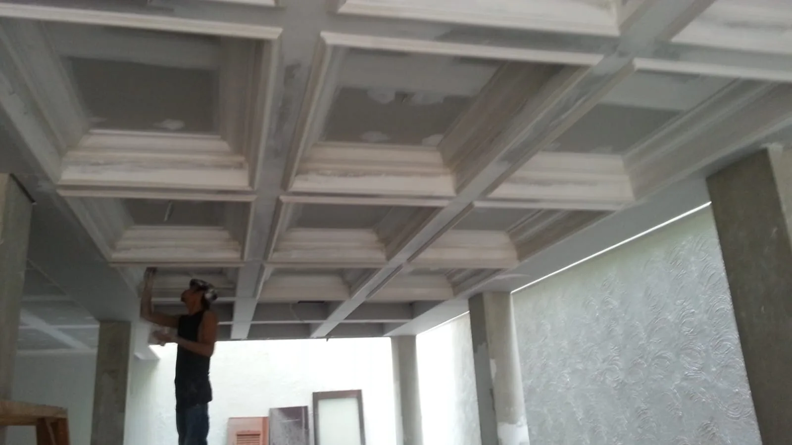 Pekerjaan finishing plafon gypsum oleh tukang spesialis