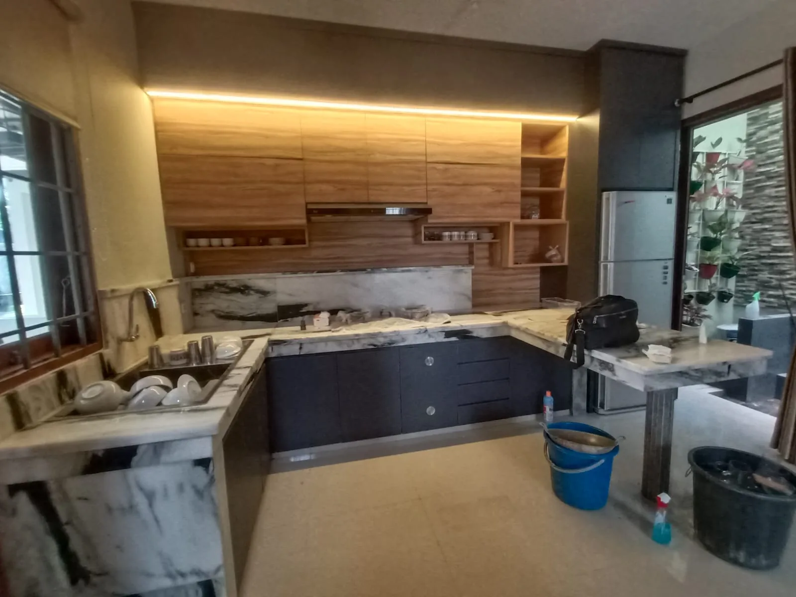 Kitchen set custom dengan finishing kayu