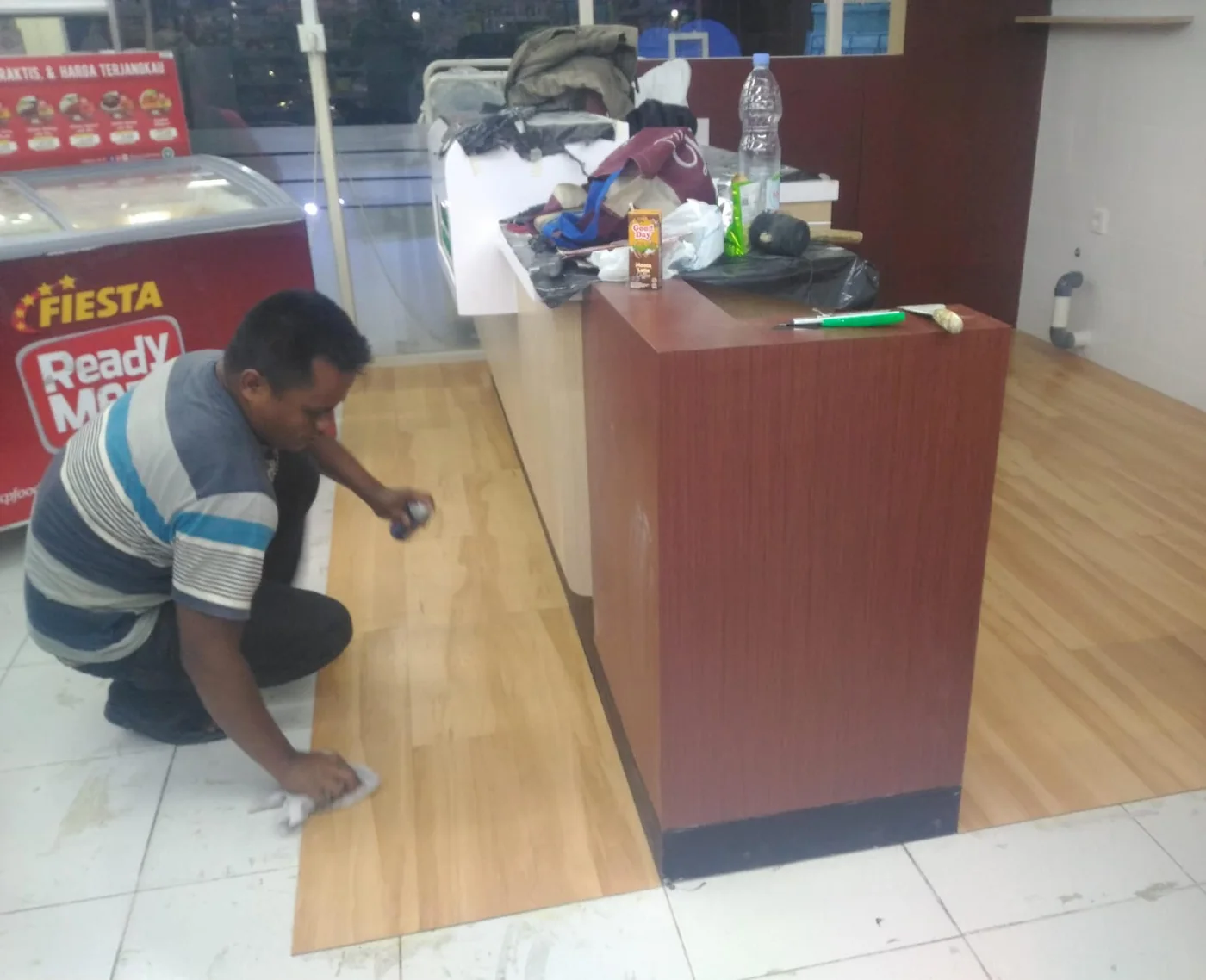 Pekerjaan perapihan lantai interior oleh tukang harian