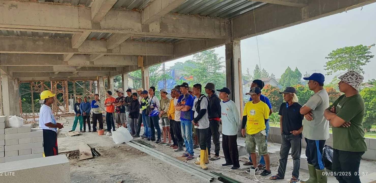 Pengawasan dan pengarahan tim tukang di lapangan