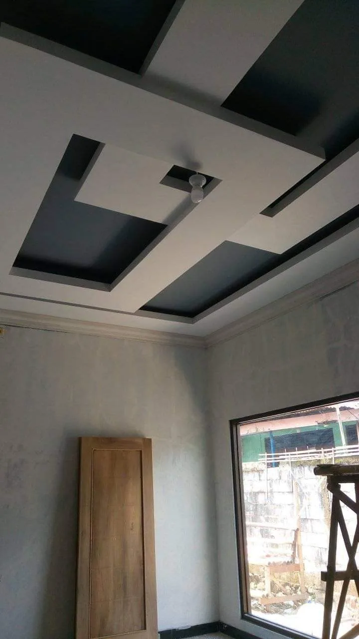Contoh desain plafon gypsum geometris hitam putih