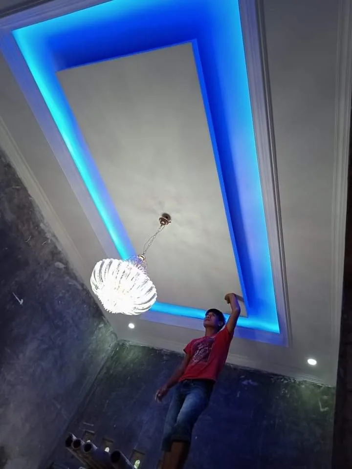 Plafon gypsum dekoratif dengan pencahayaan LED
