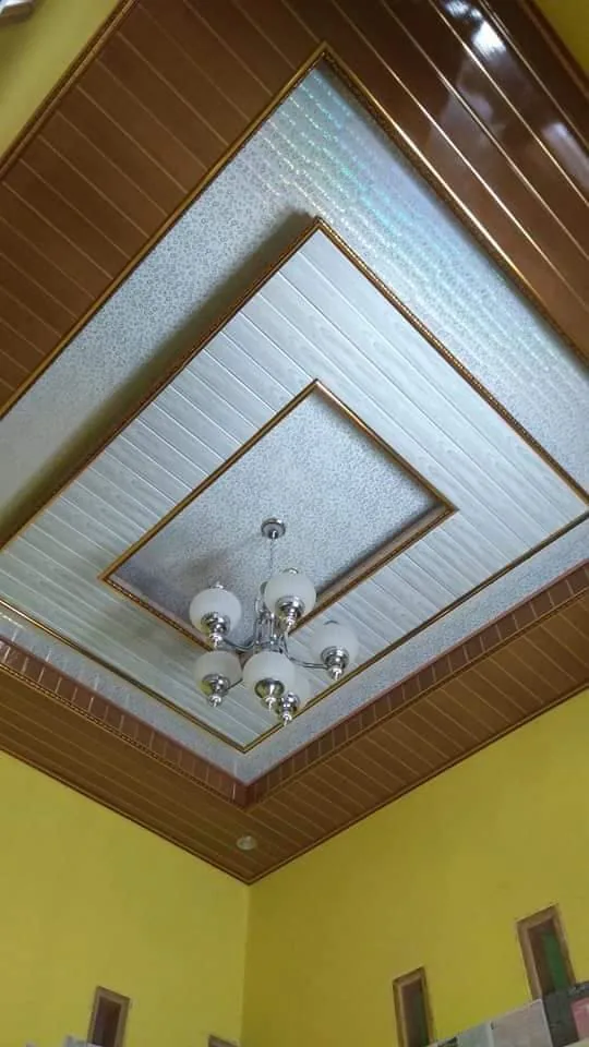 Contoh plafon PVC dekoratif dengan lampu gantung