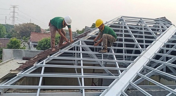 Tukang atap spesialist baja ringan