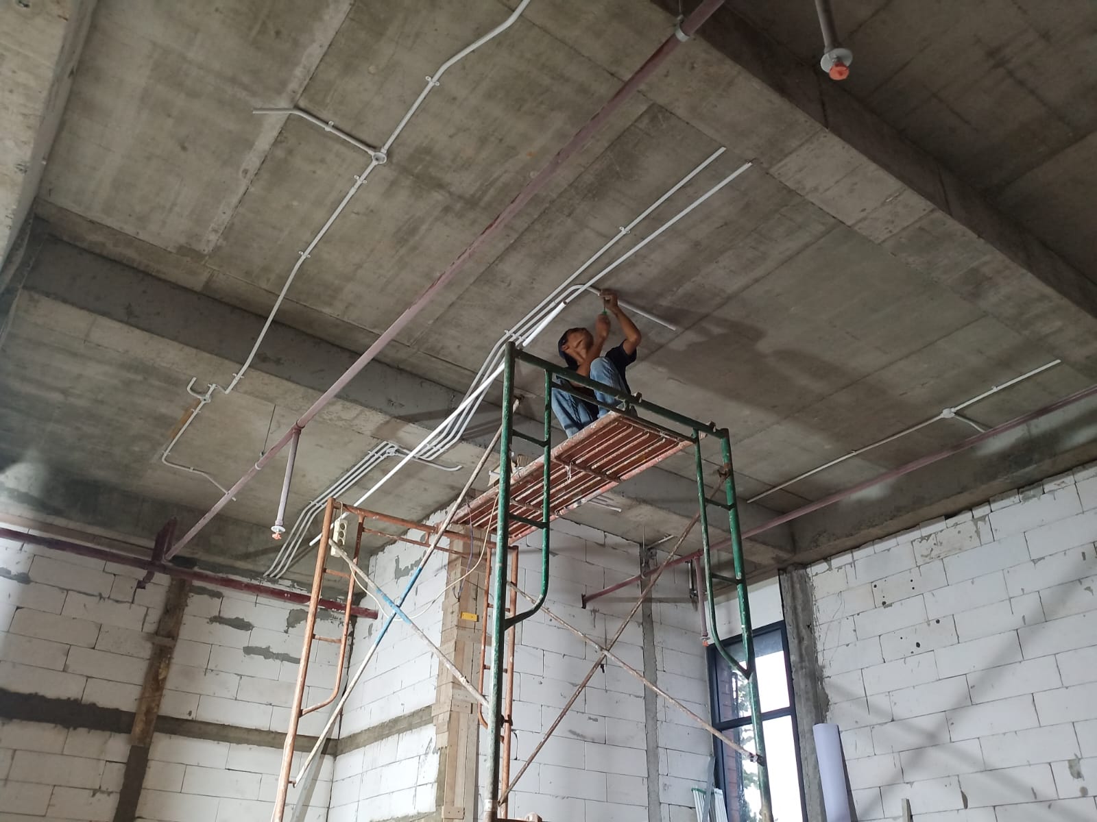 Pemasangan jalur listrik proyek