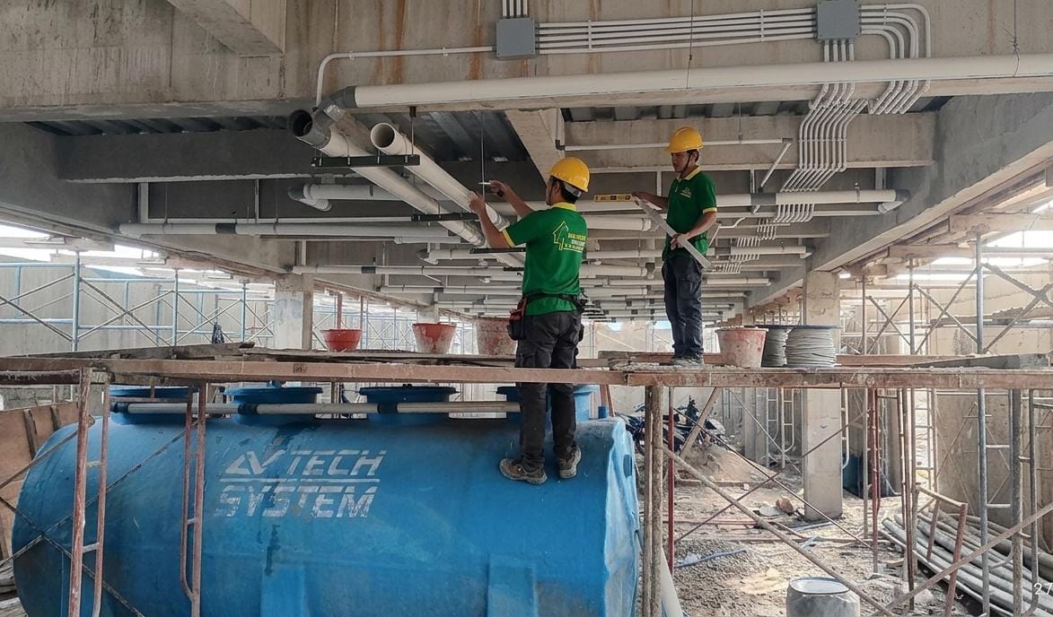 Instalasi pipa conduit dan jalur listrik bangunan