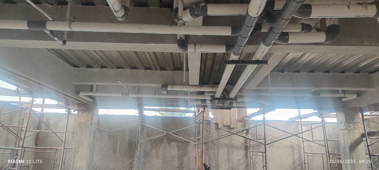 Pekerjaan instalasi jalur listrik pada proyek bangunan